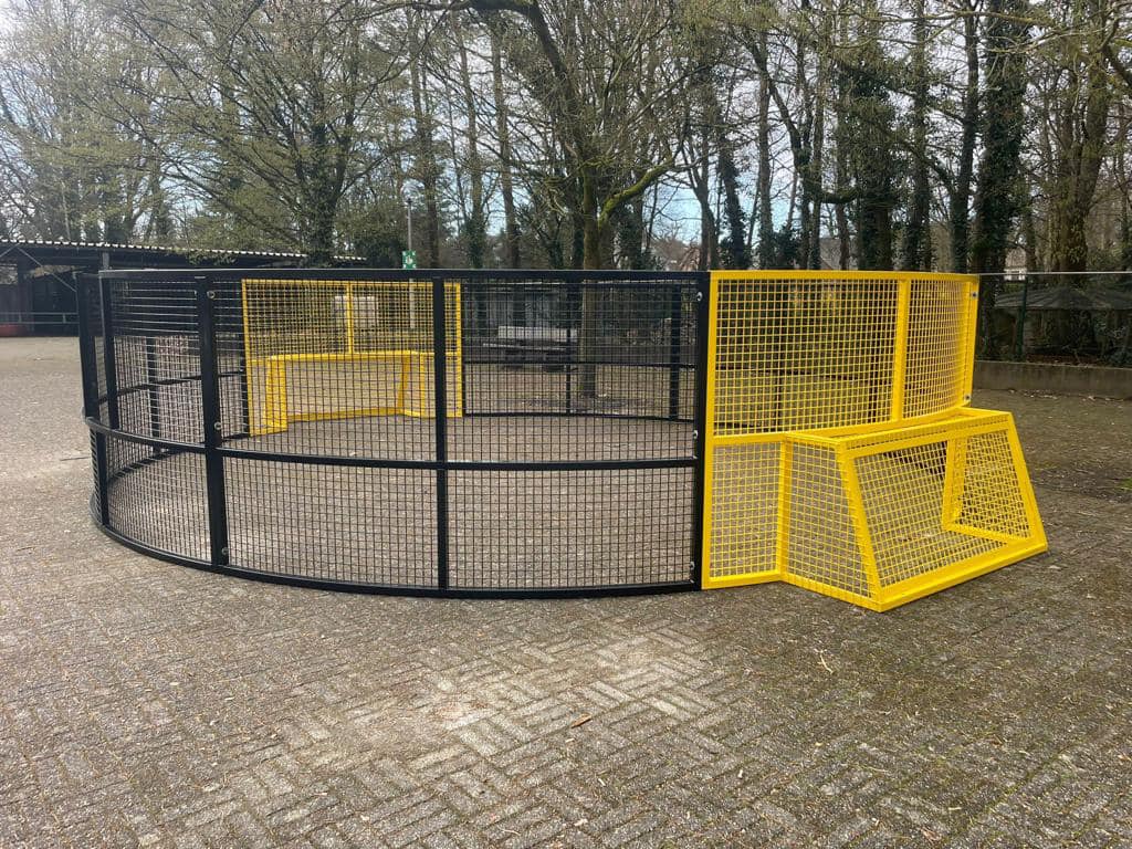 Waarom wij voor veel pannakooien nog steeds gewone betontegels adviseren 5 Ronde pannakooi geel-zwart